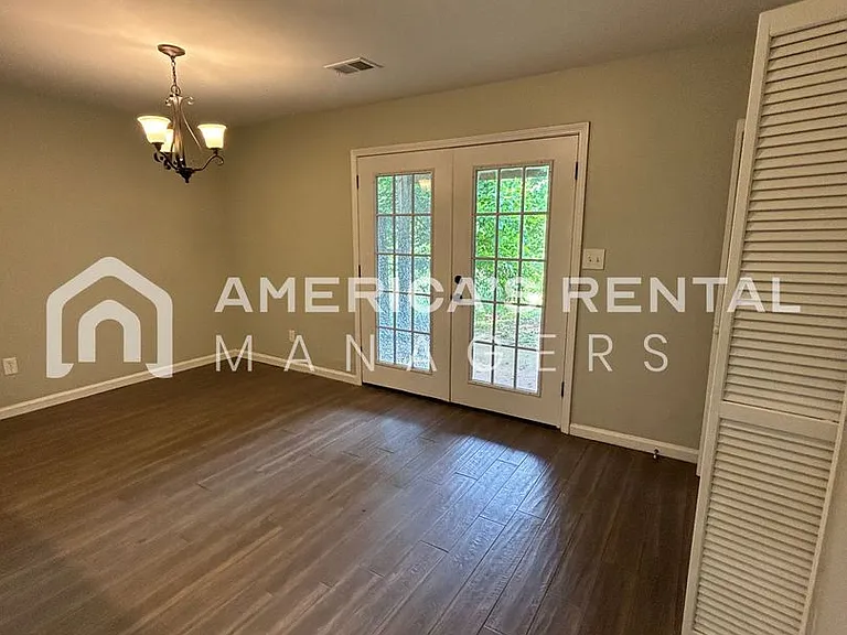 2422 Hampstead Dr — Photo 9
