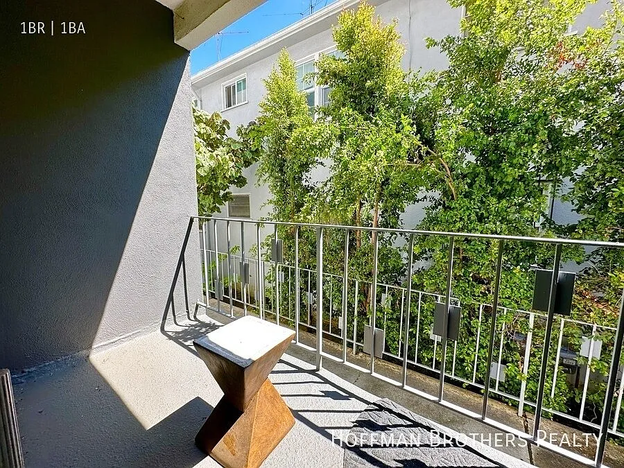 1036 N Crescent Heights Blvd West Hollywood, CA 90046 — Photo 3