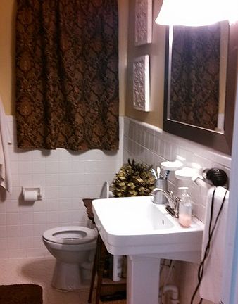 Bathroom : Tile with pedestal sink