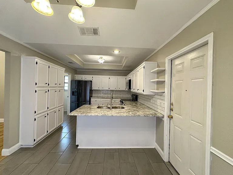 1818 Diana Ln — Photo 12