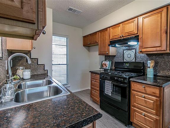 5th image of 6907 Hillcroft Dr