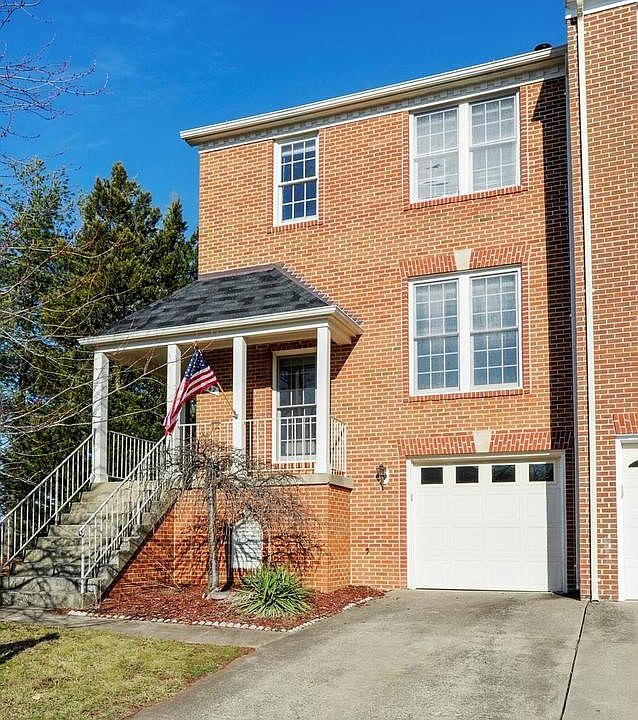Major Curb Appeal w/End Unit in Sully Station II
