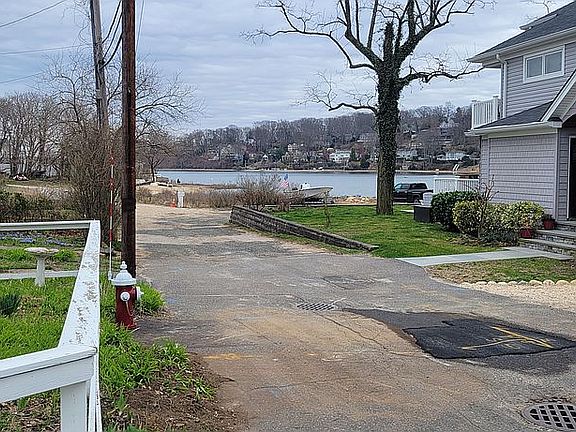 4th image of 13 Bayview Ave