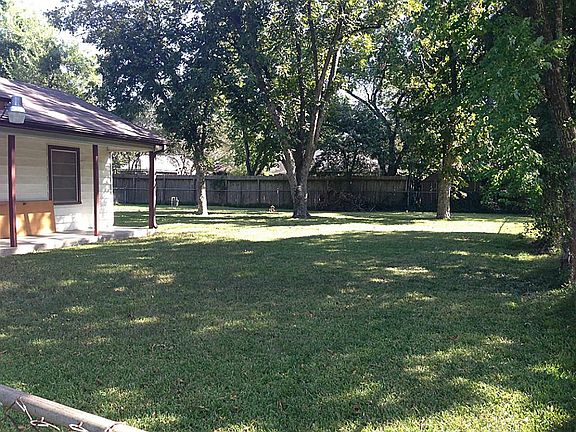Beautiful Shaded back yard