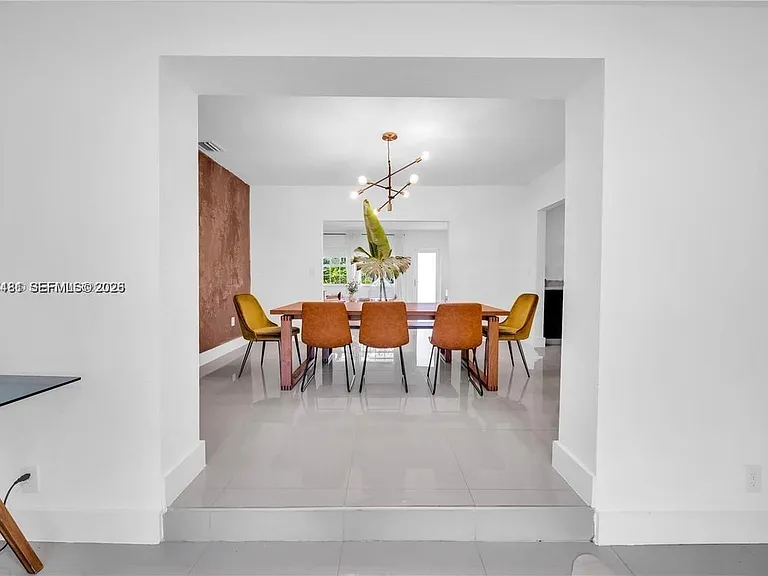 555 NE 127th St — Photo 11