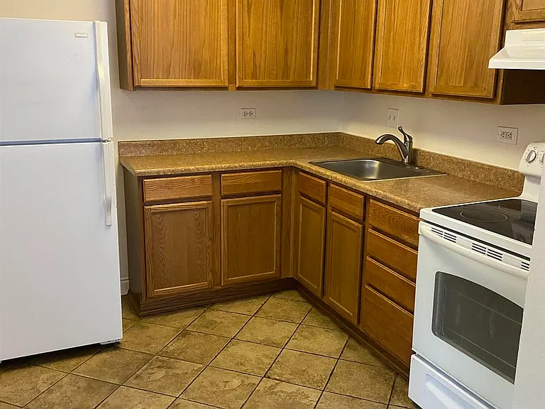 1355 Monroe St Apartments — Photo 13