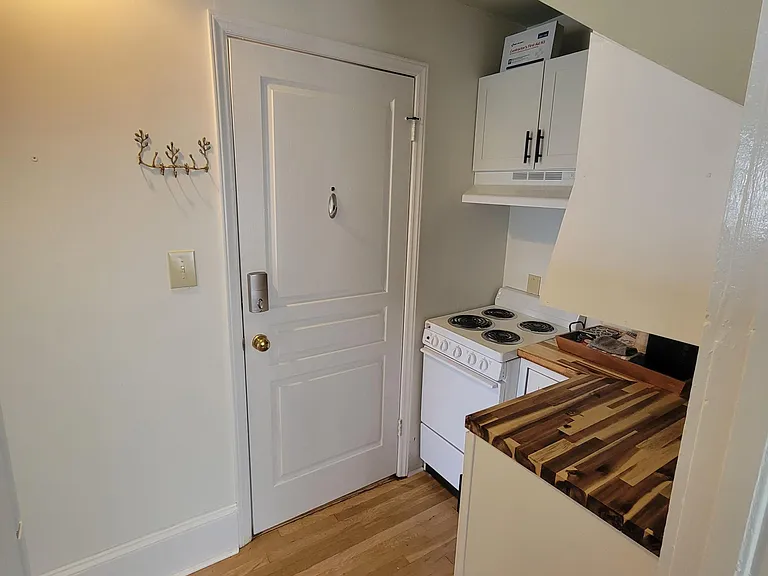 902 S Main St #B — Photo 3