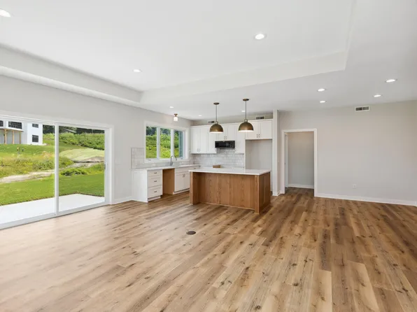 704 Kraewood Dr, Northfield, MN 55057