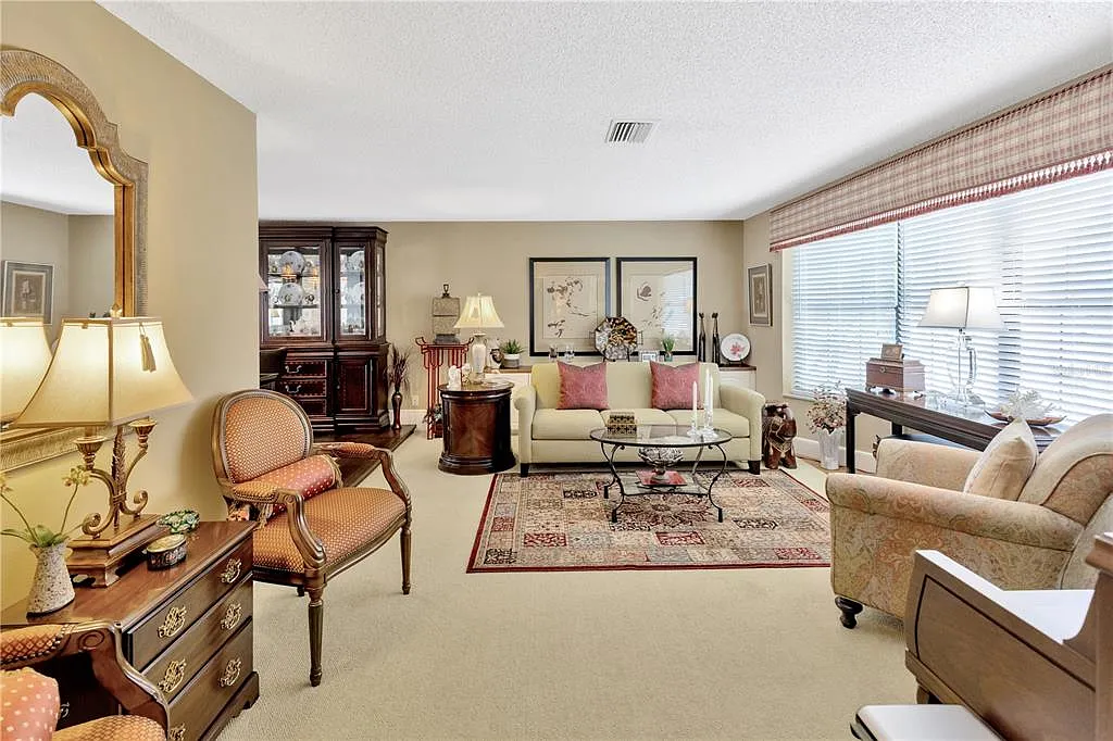 3 bed, 2.0 bath, 2200 sqft, $5,800 — Photo 3