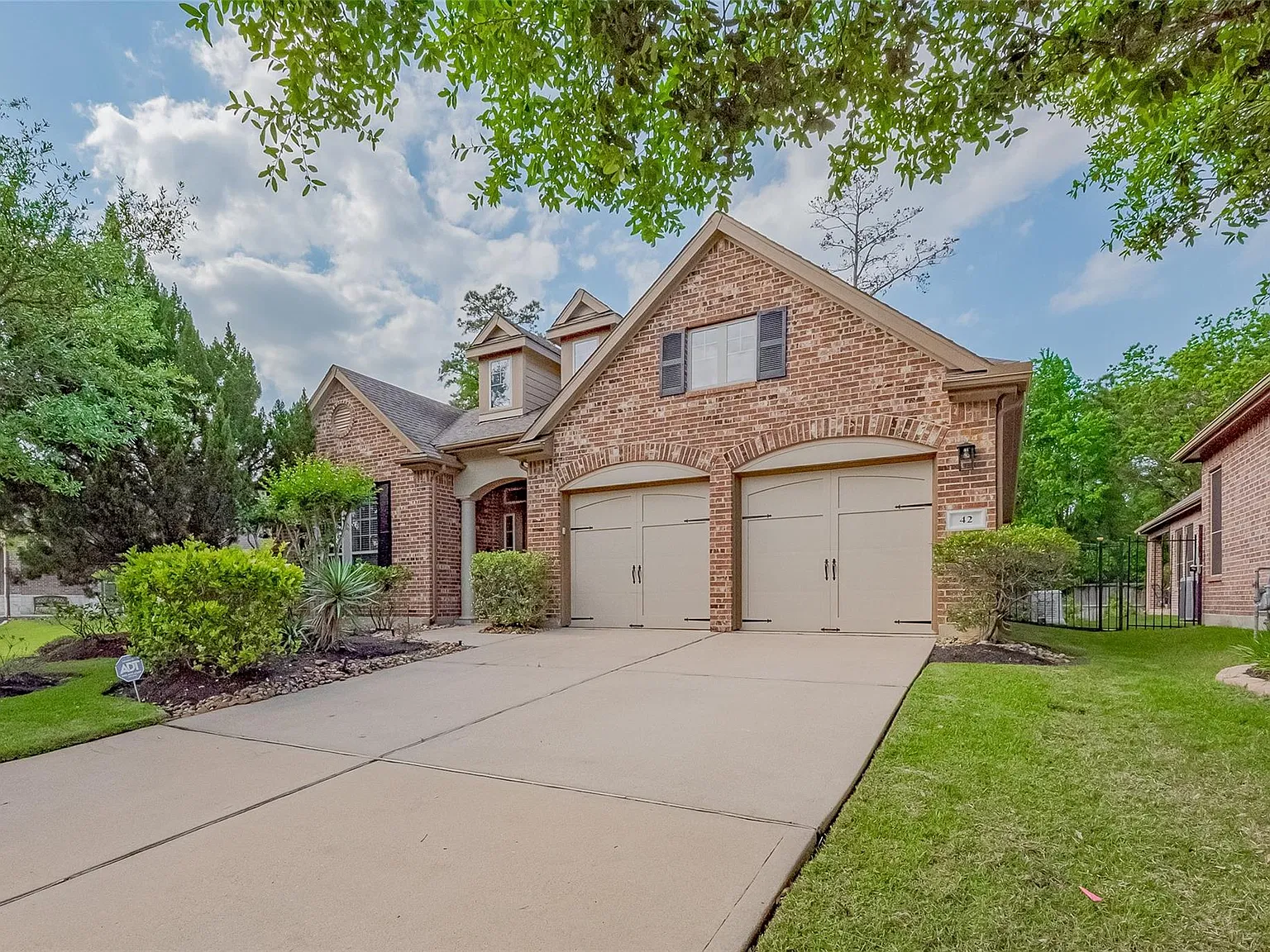 3 bed, 3.0 bath, 3028 sqft, $3,900 — Photo 2