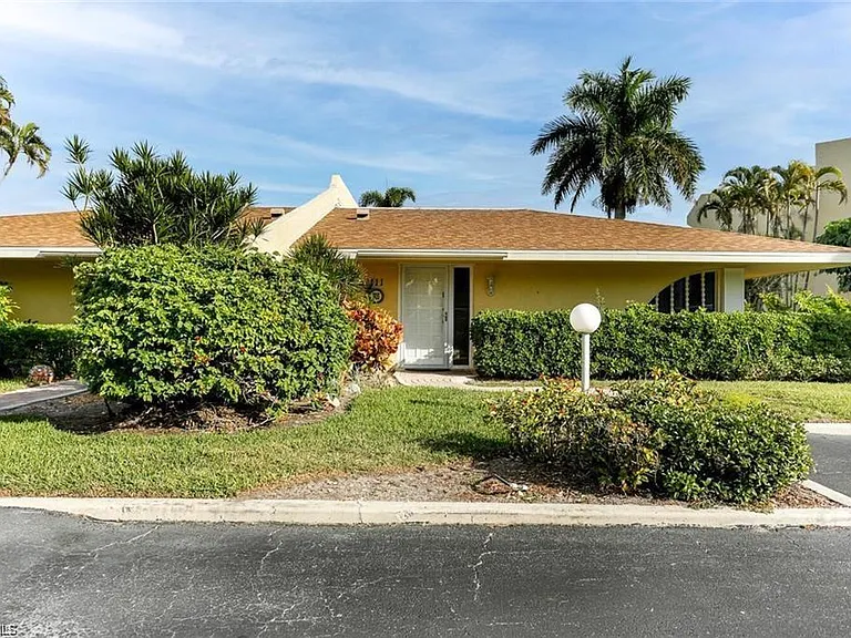 925 Palm View Dr #111 — Photo 1