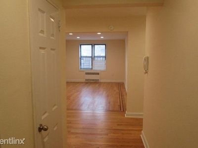 6474 Saunders St APT 1A, Rego Park, NY, 11374