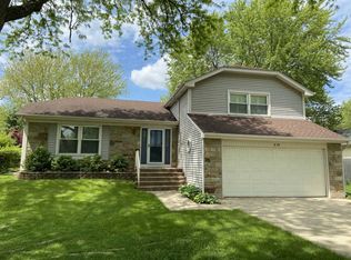 630 Chestnut Ct, Algonquin, IL 60102
