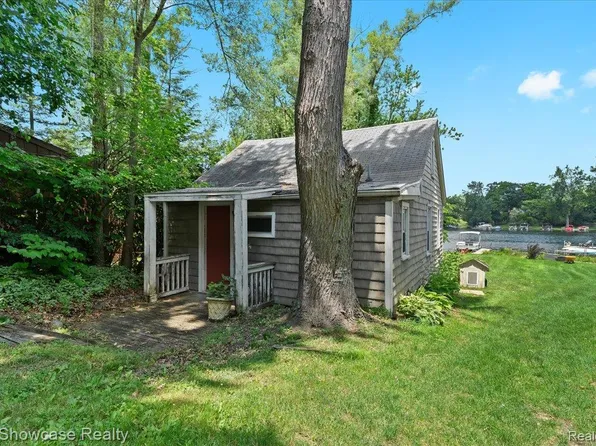 6912 Colony Dr, West Bloomfield, MI 48323