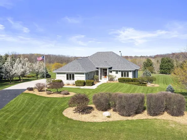 5216 Fox Hollow DRIVE, Hartford, WI 53027