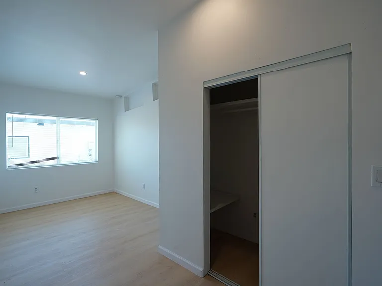 1443 N Riverside Ave — Photo 18