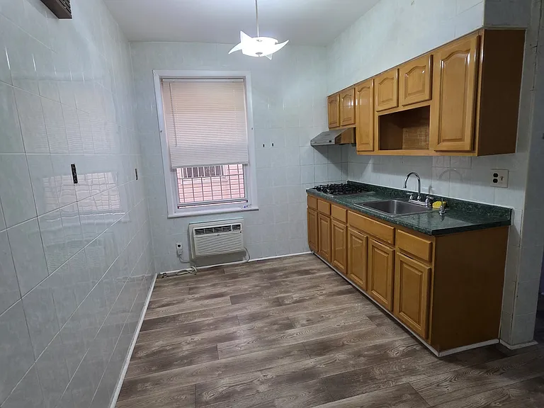 1931 W 11th St #1RR — Photo 8