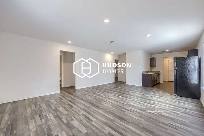 3 bed, 2.0 bath, 1090 sqft, $1,595 — Photo 4