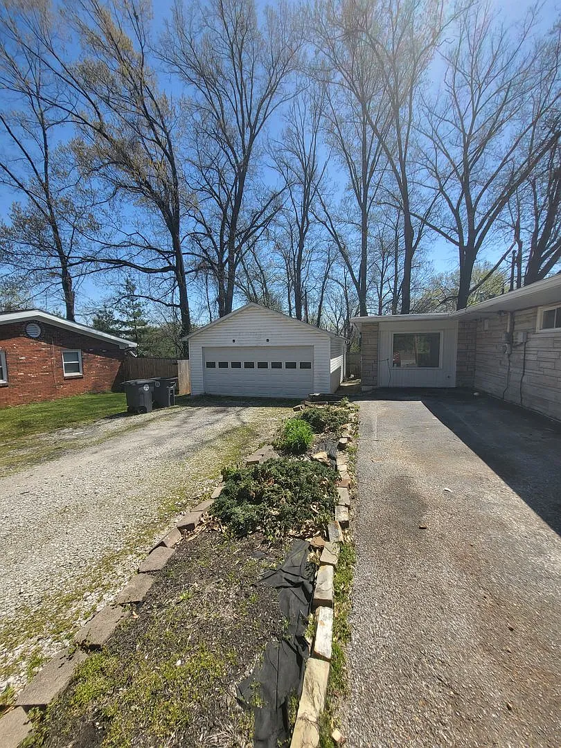 Newly remodeled large 4 bed house with 4 car garage — Photo 3