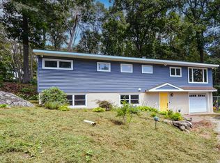 15 Wakerobin Rd, Norwalk, CT 06851