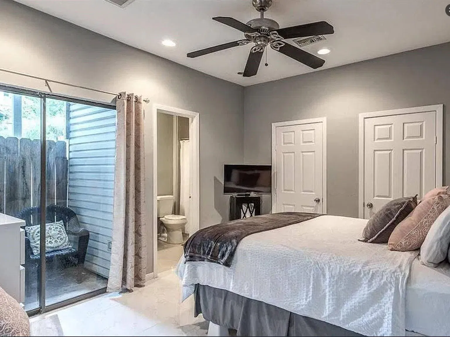 2 bed, 2.5 bath, 1756 sqft, $2,500 — Photo 2