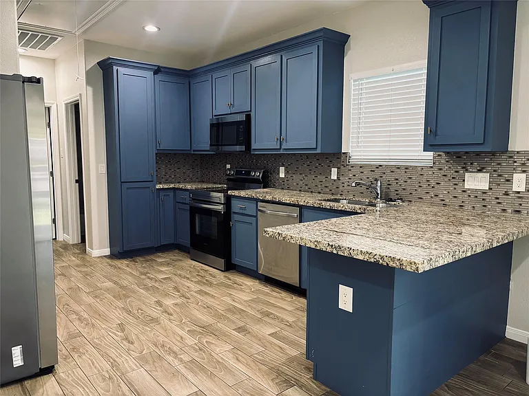 904 W Sealy St #A — Photo 3