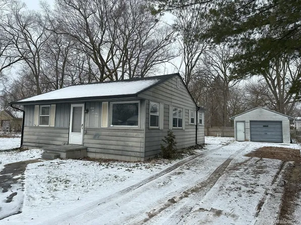 3277 Sayre Ct, Burton, MI 48519