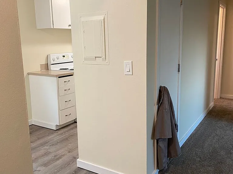C2402 - Maple Court Apartments — Photo 40