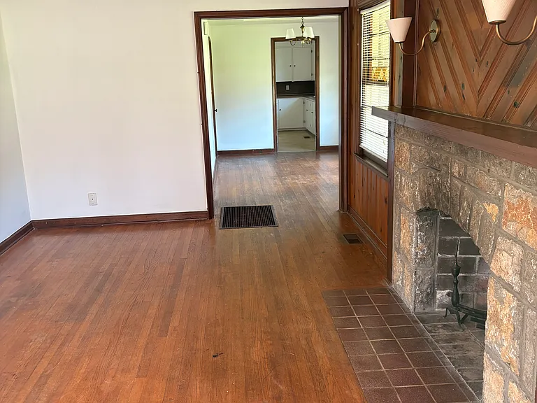 2916 E 21st St — Photo 3