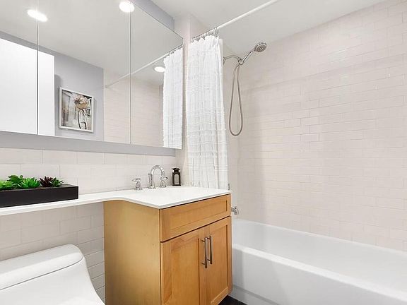 5th image of 516 W 47th St APT S5h