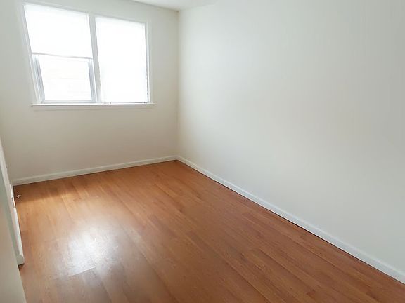 2nd image of 2918 Devereaux Ave