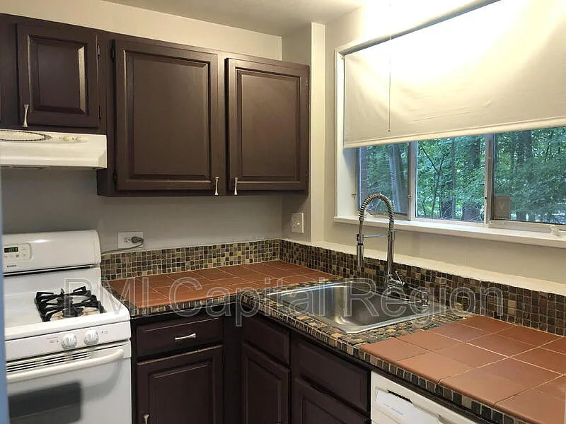 3 bed, 1.0 bath, 1076 sqft, $2,375 — Photo 3
