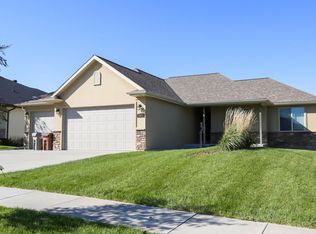 7415 Hidden Valley Dr, Lincoln, NE 68526