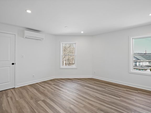 5th image of 7 Hill St Floor 4