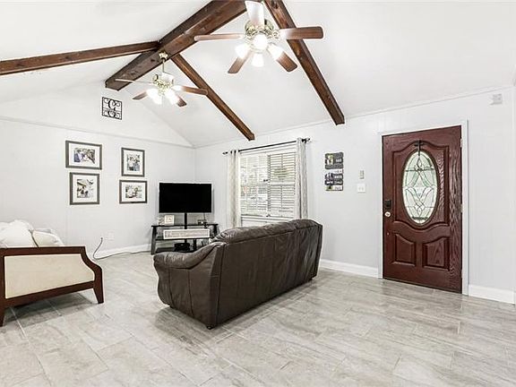 3rd image of 39377 Oak St