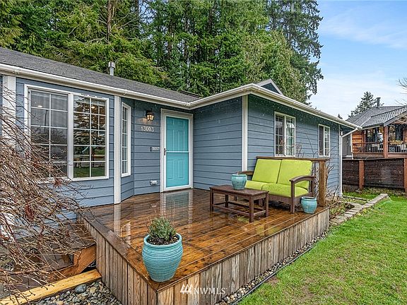 The front deck is great for entertaining!