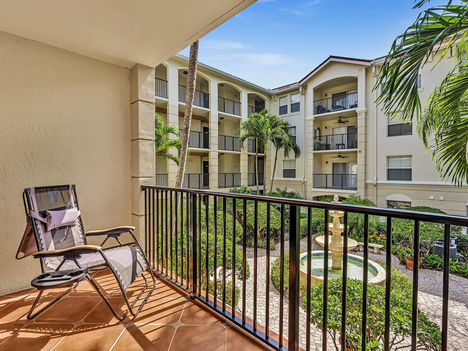 1 bed, 1.0 bath, 726 sqft, $2,100 — Photo 3