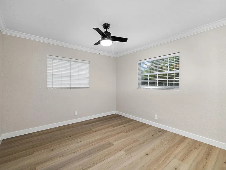 2701 NE 6th Ave — Photo 10