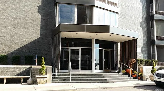 Entrance with 24/7 Security