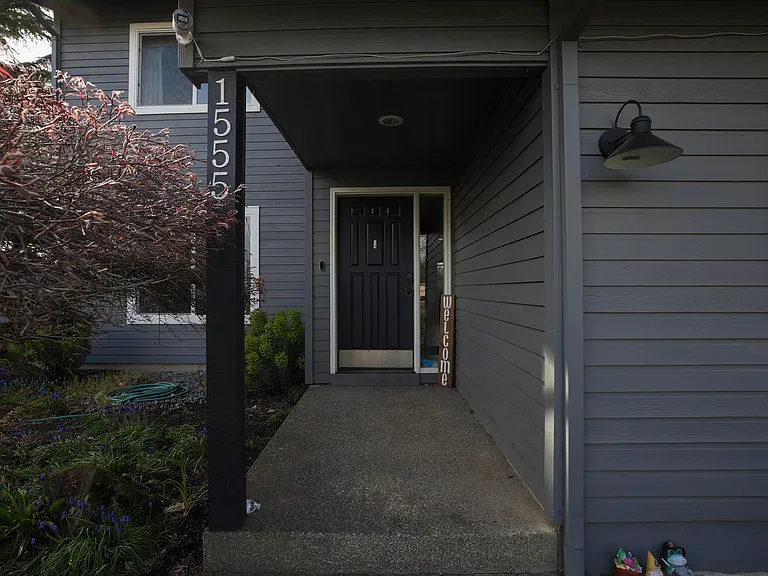 1555 SW Gilson Ct — Photo 4