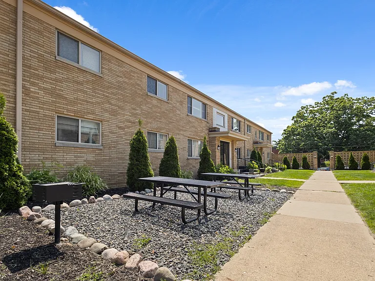 Monon Court, Managed by Buckingham Monon Living — Photo 15