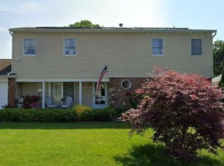27 Sequoia Way, Holbrook, NY 11741