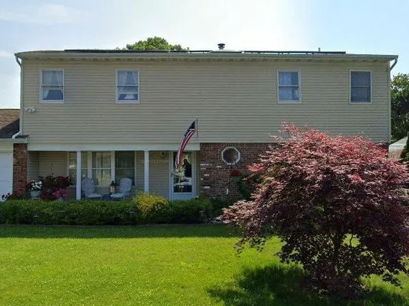 27 Sequoia Way, Holbrook, NY 11741
