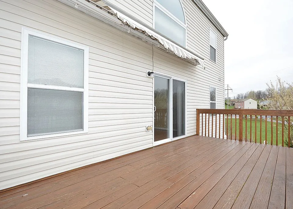 Large deck w Awning