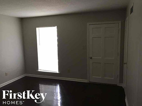 2nd image of 1744 Prado Ave