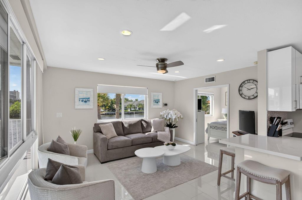 1705 N Riverside Dr APT 8, photo 2