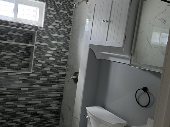5th image of 427 Howe Ave #2