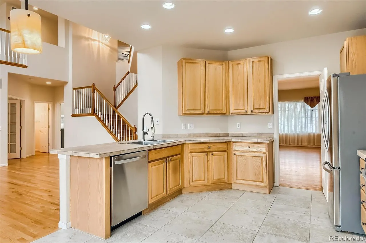 5 bed, 3.5 bath, 3949 sqft, $3,899 — Photo 4
