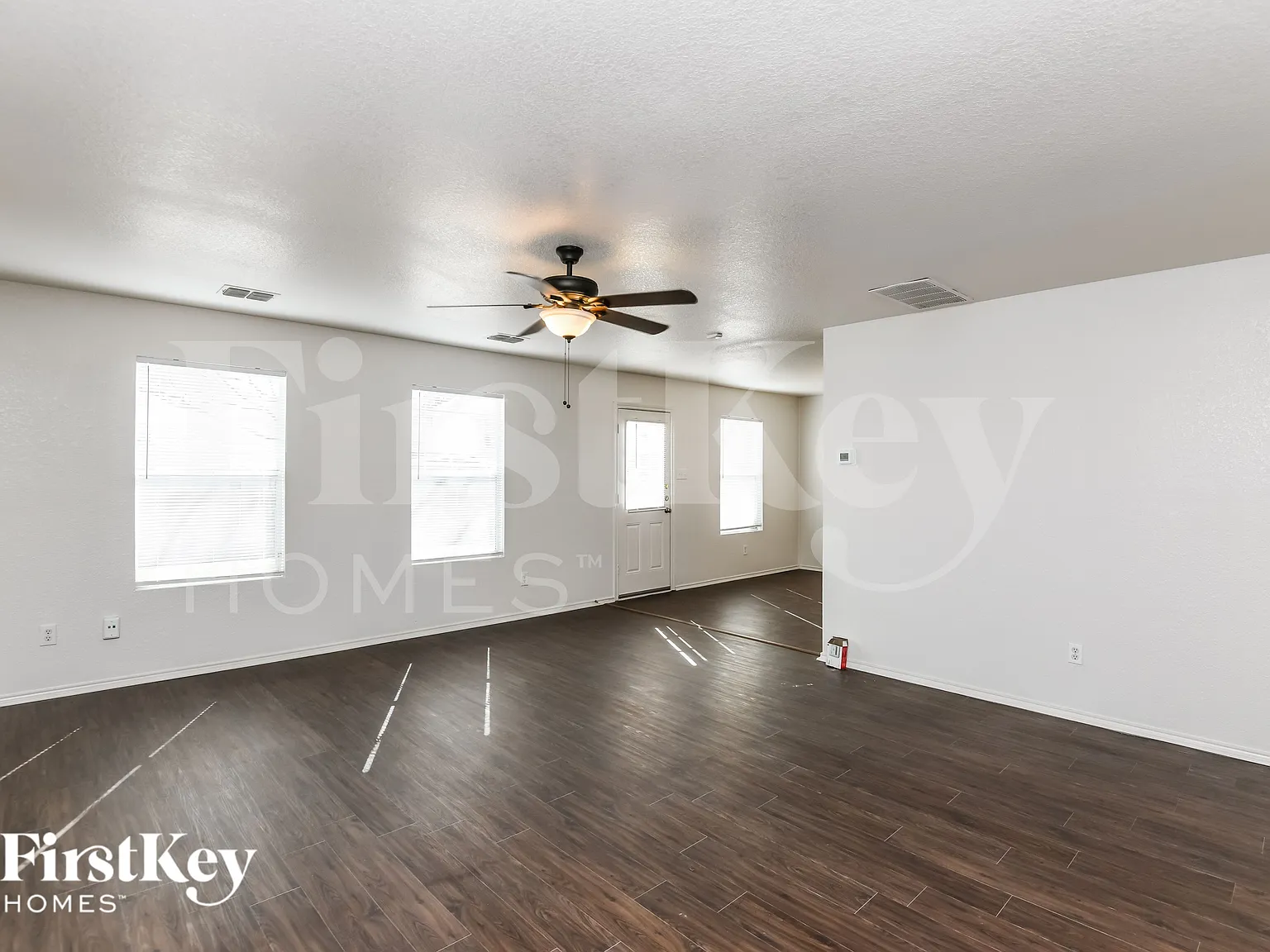 4 bed, 2.5 bath, 1956 sqft, $2,045 — Photo 3