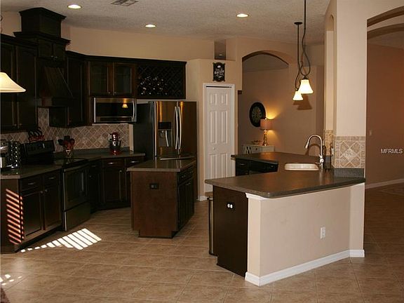 4th image of 321 Oak Landing Dr